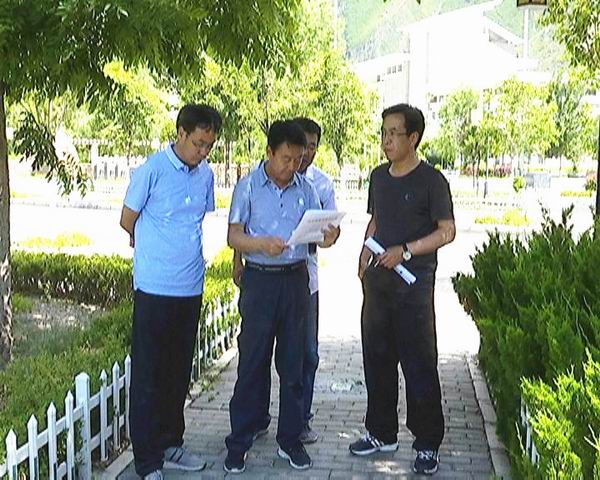 李世華、姜鴻榮檢查衛(wèi)生.jpg 李世華、姜鴻榮檢查衛(wèi)生.jpg